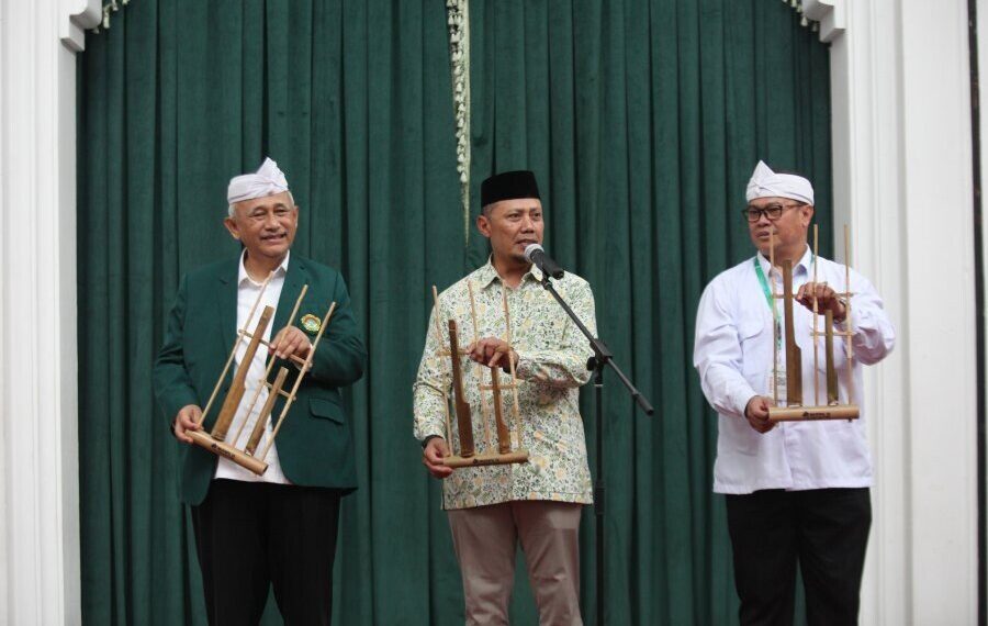 Gubernur Provinsi Jawa Barat (Jabar) yang diwakili oleh Kepala Bidang Kewaspadaan Daerah Bakesbangpol, Khoirul Naim, membuka Musyawarah Wilayah (Muswil) IX LDII Jawa Barat. Foto: LINES.