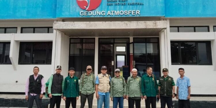 Tim rukyat hilal DPP LDII menggelar pengamatan hilal di fasilitas Badan Riset dan Inovasi Nasional. Foto: LINES.