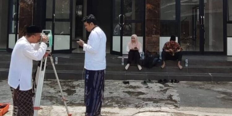 LDII Sinduharjo menggandeng Kementerian Agama Kabupaten Sleman, mengukur arah kiblat di Masjid Mulyodiharjo. Foto: LINES.