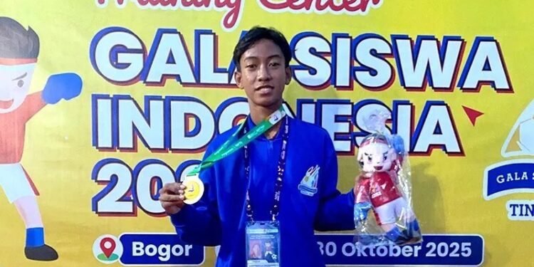 Remaja LDII Bontang, Ghayts Nehan Arluin Sunandinata yang juga siswa Kelas 9A SMPN 4 Bontang, meraih juara pertama kompetisi sepak bola siswa tingkat nasional. Foto: LINES.