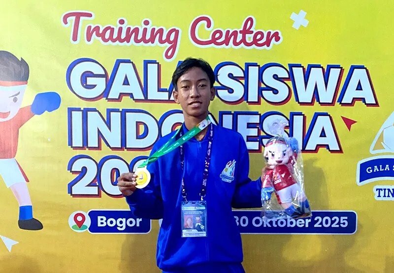 Remaja LDII Bontang, Ghayts Nehan Arluin Sunandinata yang juga siswa Kelas 9A SMPN 4 Bontang, meraih juara pertama kompetisi sepak bola siswa tingkat nasional. Foto: LINES.