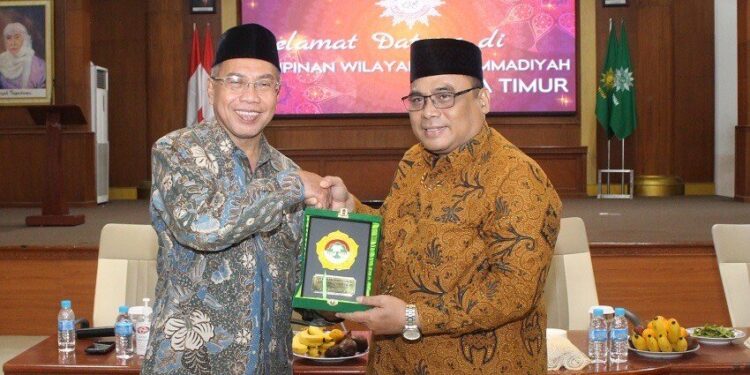 Ketua DPW LDII Jawa Timur, H Moch Amrodji Konawi, menyerahkan cenderamata kepada Ketua PW Muhammadiyah Jawa Timur, Prof H Sukadiono, dalam acara silaturahim di Kantor PW Muhammadiyah Jatim, Sabtu (11/2/2023). Foto: Dok. LINES Jatim.