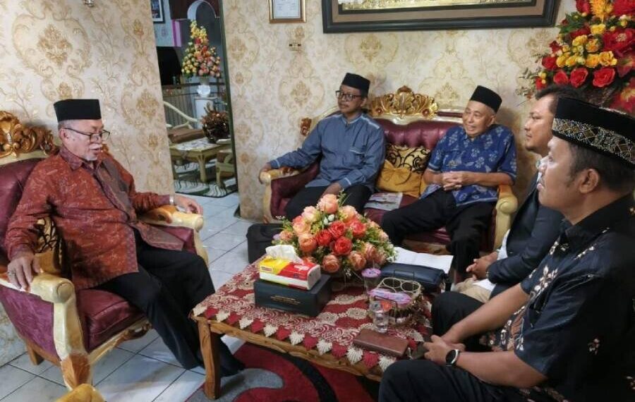Pengurus DPW LDII Provinsi Sulawesi Utara (Sulut) silaturahim dengan Ketua MUI Sulut, KH Abdul Wahab Abdul Ghofur. Foto: LINES.