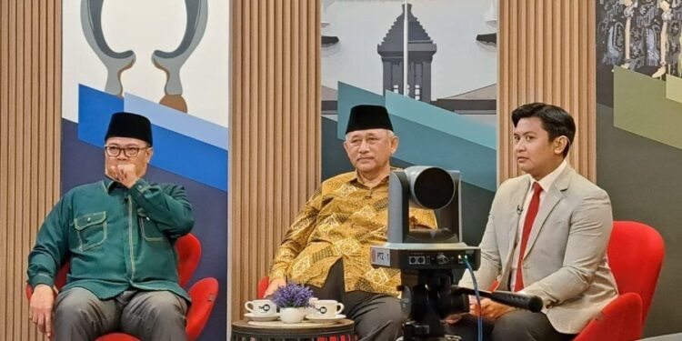 Ketua DPP LDII, KH Chriswanto Santoso, memaparkan “delapan bidang pengabdian LDII untuk bangsa” dalam Talkshow Formasi Asik di Studio TVRI Jawa Barat. Foto: LINES.