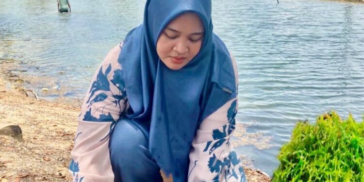 Wida adalah seorang ibu dari tiga anak yang bekerja sebagai dosen, sekaligus Ketua Program Studi Teknologi Hasil Perikanan, Institut Teknologi dan Bisnis Maritim Balik Diwa. Foto: LINES.