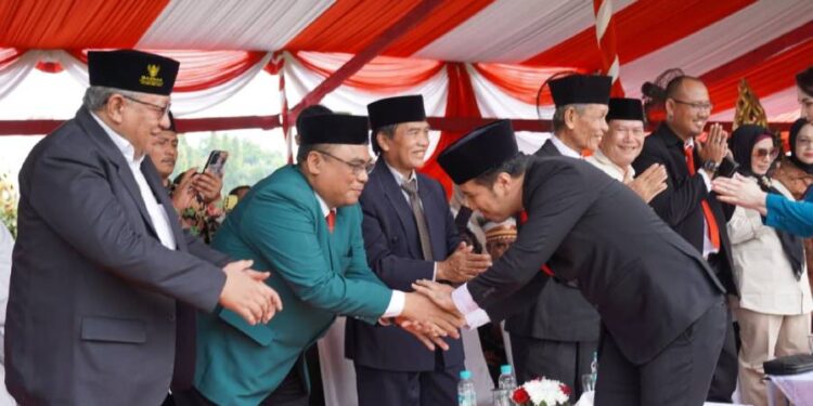 DPW LDII Jawa Timur menghadiri upacara peringatan Hari Pahlawan di Monumen Tugu Surabaya. Foto: LINES.