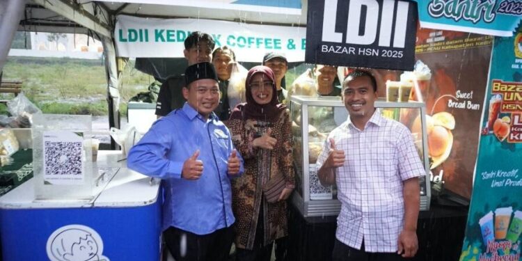 Wakil Bupati Kediri, Maria Ulfa mengapresiasi partisipasi santri LDII yang turut memeriahkan bazar Usaha Mikro Kecil dan Menengah. Foto: LINES.