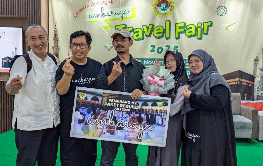 Warga LDII Kota Bandung, Rozak, berhasil memenangkan paket umroh gratis dalam Kegiatan Umbaraya (Umroh Bareng se-Indonesia Raya) Travel Fair 2025. Foto: LINES.
