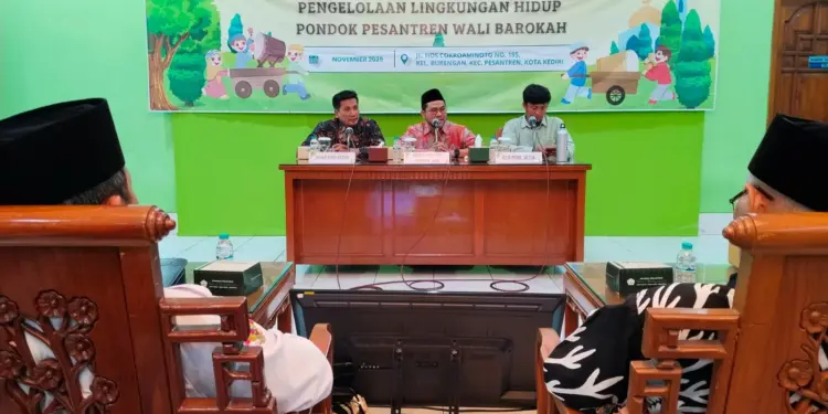Dinas Lingkungan Hidup (DLH) Provinsi Jawa Timur menggelar Bimbingan Teknis (Bimtek) Pengelolaan Lingkungan Hidup dan Eco Pesantren. Kegiatan tersebut berlangsung di Pondok Pesantren (Ponpes) Wali Barokah, Kota Kediri, pada Senin (24/11). Foto: LINES