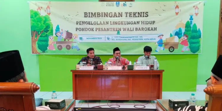 Dinas Lingkungan Hidup (DLH) Provinsi Jawa Timur menggelar Bimbingan Teknis (Bimtek) Pengelolaan Lingkungan Hidup dan Eco Pesantren. Kegiatan tersebut berlangsung di Pondok Pesantren (Ponpes) Wali Barokah, Kota Kediri, pada Senin (24/11). Foto: LINES