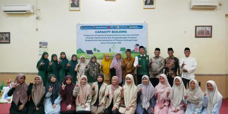 Pondok Pesantren (Ponpes) Gadingmangu berkolaborasi dengan Dinas Lingkungan Hidup (DLH) Jombang, Universitas Gadjah Mada (UGM), Badan Riset dan Inovasi Nasional (BRIN), dan DPP LDII menyelenggarakan kegiatan Capacity Building pada Senin (10/11) di Ponpes Gadingmangu, Jombang, Jawa Timur. Foto: LINES