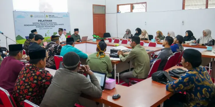 Departemen Litbang, Iptek, Sumber Daya Alam dan Lingkungan Hidup (LISDAL) DPP LDII berkolaborasi dengan Pondok Pesantren (Ponpes) Gadingmangu, menggelar "Pelatihan Sistem Registri Nasional (SRN), Pendampingan Program Kampung Iklim (Proklim) dan Zero Waste Pondok Pesantren" pada Sabtu (8/11). Foto: LINES