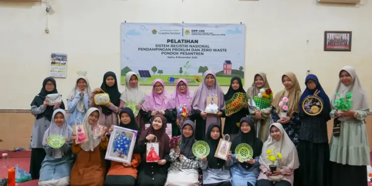 DPP LDII mendorong santri Pondok Pesantren (Ponpes) Gadingmangu, Jombang, Jawa Timur, mengelola sampah menjadi bernilai ekonomi. Foto: LINES