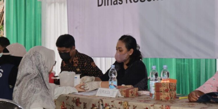 Ratusan warga LDII Sleman, mengikuti kegiatan Cek Kesehatan Gratis (CKG) di halaman Masjid Mulyo Abadi, Sleman. Foto: LINES