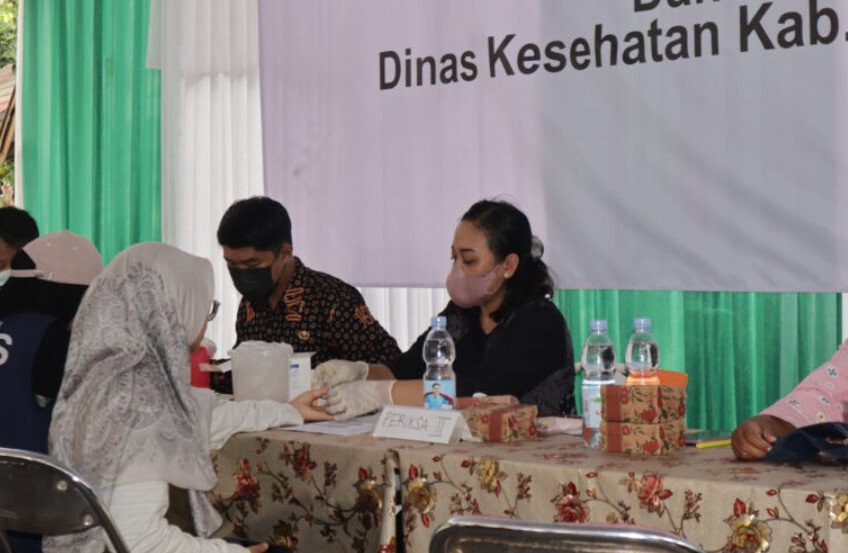 Ratusan warga LDII Sleman, mengikuti kegiatan Cek Kesehatan Gratis (CKG) di halaman Masjid Mulyo Abadi, Sleman. Foto: LINES