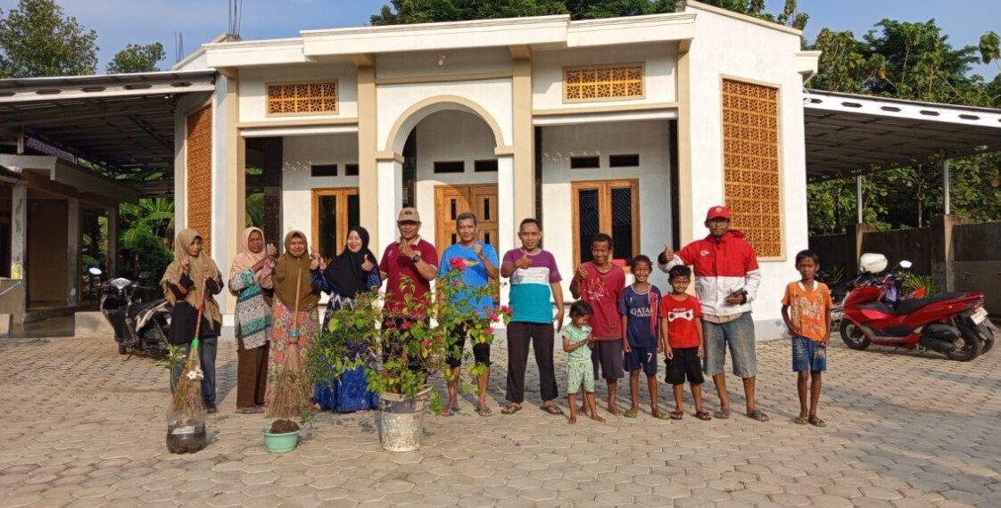 Warga LDII Kabupaten Tegal berduyun-duyun datang ke masjid dengan membawa sapu, sabit, cangkul, hingga karung sampah pada Jumat pagi (3/10). Foto: LINES