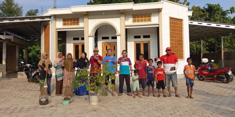 Warga LDII Kabupaten Tegal berduyun-duyun datang ke masjid dengan membawa sapu, sabit, cangkul, hingga karung sampah pada Jumat pagi (3/10). Foto: LINES
