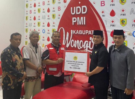 Pengurus DPD LDII Kabupaten Wonogiri menyerahkan bantuan dana kepada Palang Merah Indonesia (PMI) Wonogiri. Penyerahan berlangsung di kantor PMI Wonogiri pada Kamis, (23/10/2025). Foto: LINES