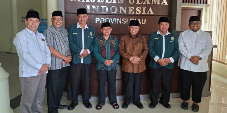 Cendekiawan muslim Ahmad Ali silaturahim dengan Ketua Umum MUI Riau, KH Ilyas Husti, di kantor MUI Riau, pada Rabu (5/11). Foto: LINES