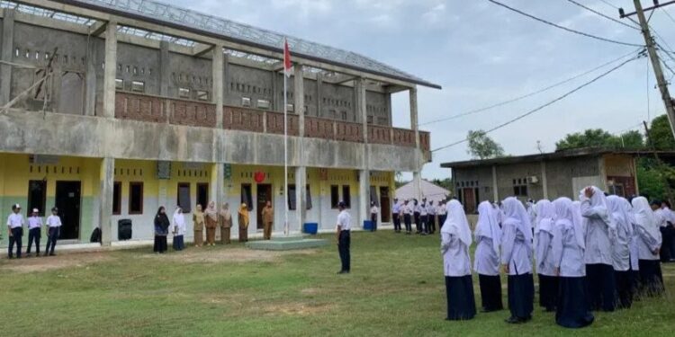 SMP Generasi Unggul Boarding School, naungan DPD LDII Kota Lhokseumawe menghelat “Upacara Peringatan Hari Pahlawan”, pada Senin (10/11). Foto: LINES