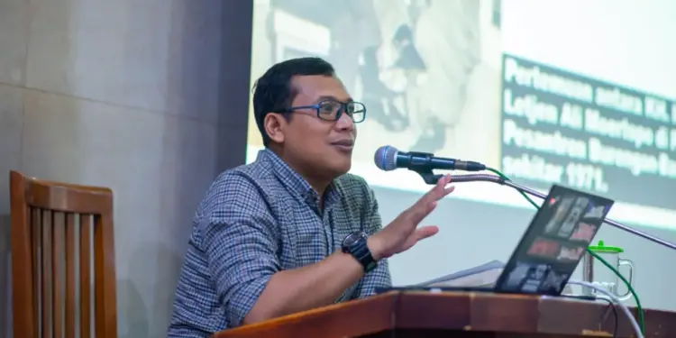 Ketua Departemen Komunikasi, Informasi dan Media (KIM) DPP LDII, Ludhy Cahyana, memberikan pembekalan tentang sejarah LDII, pada Kamis (30/10) di Masjid Sabilul Muttaqin, Surabaya. Foto: LINES