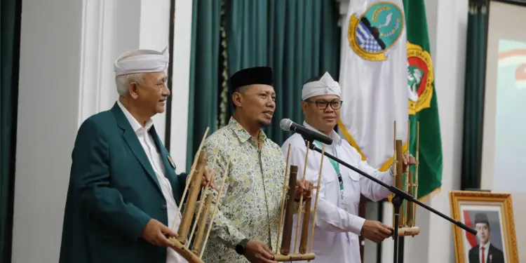 Kepala Bidang Kewaspadaan Daerah Badan Kesatuan Bangsa dan Politik (Bakesbangpol), Khoirul Naim, mewakili Gubernur, Dedi Mulyadi membuka Musyawarah Wilayah (Muswil) IX DPW LDII Jabar. Foto: LINES