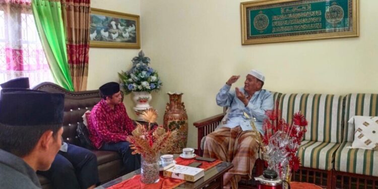 Cendekiawan Muslim Nahdlatul Ulama Ahmad Ali silaturahim ke kediaman tokoh agama Gorontalo, KH Burhanuddin Umar. Kunjungannya tersebut untuk meneliti perkembangan keorganisasian Islam di Gorontalo, Senin (1/12). Foto: LINES