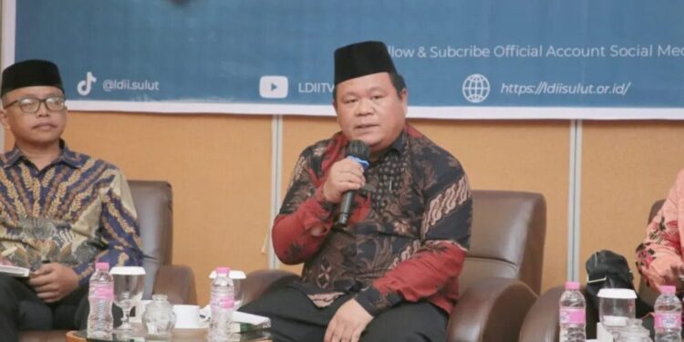 Rektor Institut Agama Islam Kotamobagu (IAIK), Muliadi Mokodompit menjadi pembahas utama beda buku “Nilai-Nilai Kebajikan Jamaah LDII: Dari Amal Saleh hingga Kemandirian”. Foto: LINES
