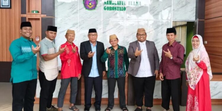 Jajaran pengurus DPW LDII Provinsi Gorontalo silaturahim dengan Rektor Universitas Nahdlatul Ulama (UNU) Gorontalo Prof. Lahaji. Siturahim diterima di ruangan rektorat UNU Gorontalo pada Selasa (2/12). Foto: LINES