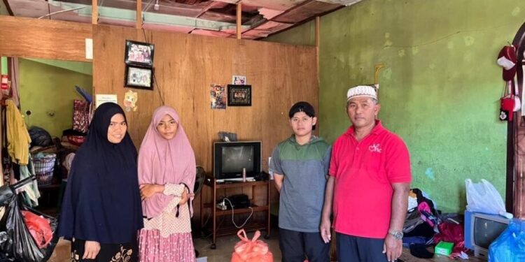 Pemuda LDII Lhokseumawe menyerahkan bantuan logistik sekaligus membantu bersih-bersih rumah warga terdampak banjir. Foto: LINES.