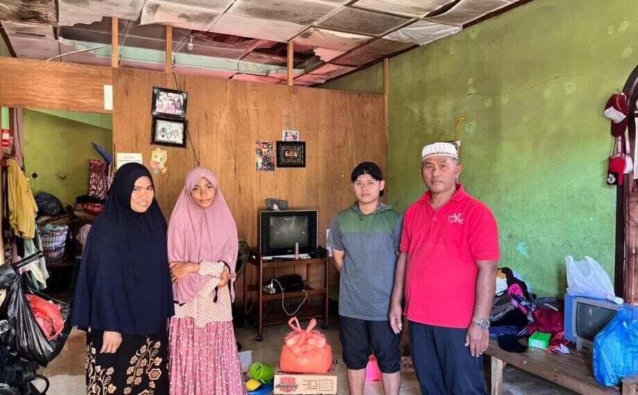 Pemuda LDII Lhokseumawe menyerahkan bantuan logistik sekaligus membantu bersih-bersih rumah warga terdampak banjir. Foto: LINES.