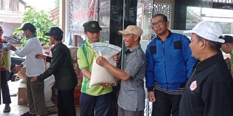 DPW LDII Jambi mengirimkan ratusan paket sembako dan pakaian layak pakai bagi korban banjir. Foto: LINES.