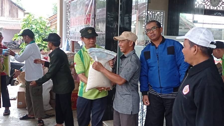 DPW LDII Jambi mengirimkan ratusan paket sembako dan pakaian layak pakai bagi korban banjir. Foto: LINES.