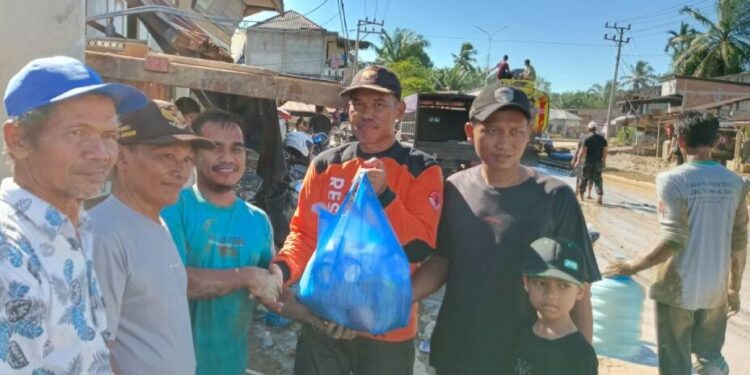 DPD LDII Nagan Raya bersama Senkom Mitra Polri bekerja sama membantu korban banjir bandang di Nagan Raya, Aceh. Foto: LINES.