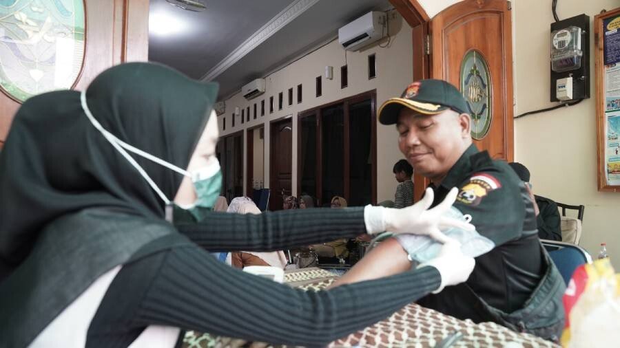 Majelis Taklim Al Barokah naungan PAC LDII Jati, Jakarta Timur, bekerja sama dengan Sabang Merauke Eye Center (SMEC) menggelar kegiatan pemeriksaan kesehatan mata dan umum. Foto: LINES.