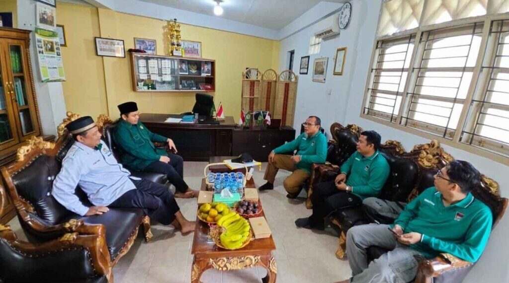 Ketua DPD LDII Kota Padang H. M. Iqbal beserta jajaran pengurus harian, menerima kehadiran Kepala Bidang Ormas Kesbangpol Kota Padang, Elfian P. Ilfandi dalam rangka verifikasi Data Ormas. Foto: LINES.