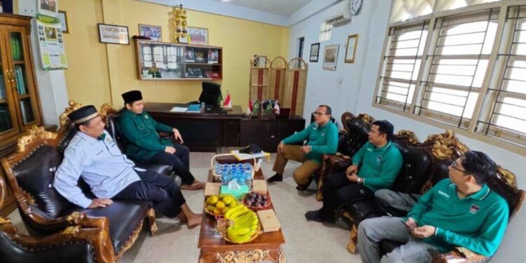 Ketua DPD LDII Kota Padang H. M. Iqbal beserta jajaran pengurus harian, menerima kehadiran Kepala Bidang Ormas Kesbangpol Kota Padang, Elfian P. Ilfandi dalam rangka verifikasi Data Ormas. Foto: LINES.