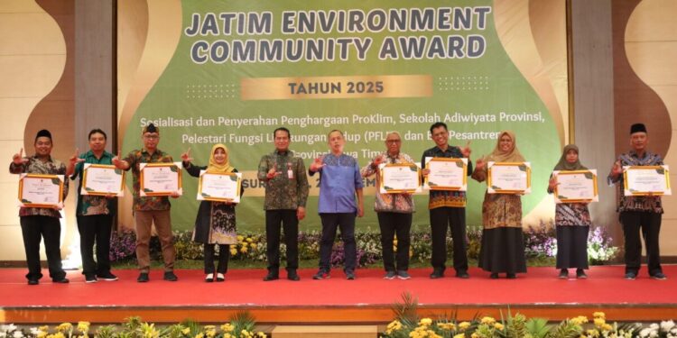 Pondok Pesantren Wali Barokah Kota Kediri meraih Penghargaan Eco Pesantren Kategori Pratama dari Gubernur Jawa Timur Khofifah Indar Parawansa. Foto: LINES