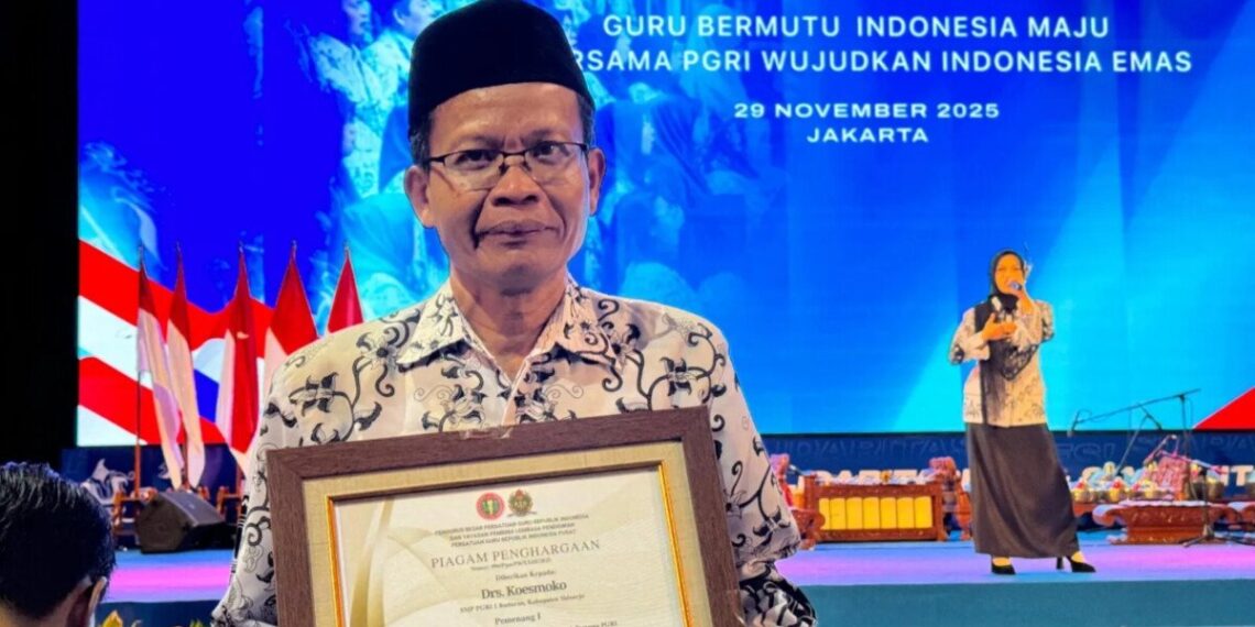 Warga LDII Sidoarjo, Koesmoko, yang berprofesi sebagai guru Bahasa Jawa di SMP PGRI 1 Buduran, meraih Juara 1 Guru Berdedikasi SMP PGRI tingkat Nasional 2025. Foto: LINES