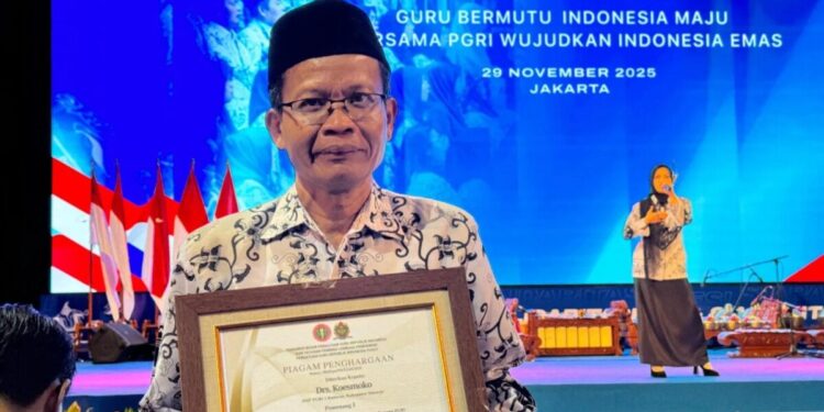 Warga LDII Sidoarjo, Koesmoko, yang berprofesi sebagai guru Bahasa Jawa di SMP PGRI 1 Buduran, meraih Juara 1 Guru Berdedikasi SMP PGRI tingkat Nasional 2025. Foto: LINES