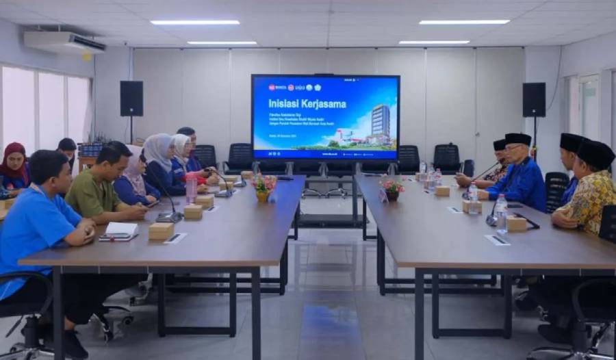 Pimpinan Pondok Pesantren (Ponpes) Wali Barokah Kediri mengunjungi Fakultas Kedokteran Gigi (FKG) Institut Ilmu Kesehatan (IIK) Bhakti Wiyata. Foto: LINES.