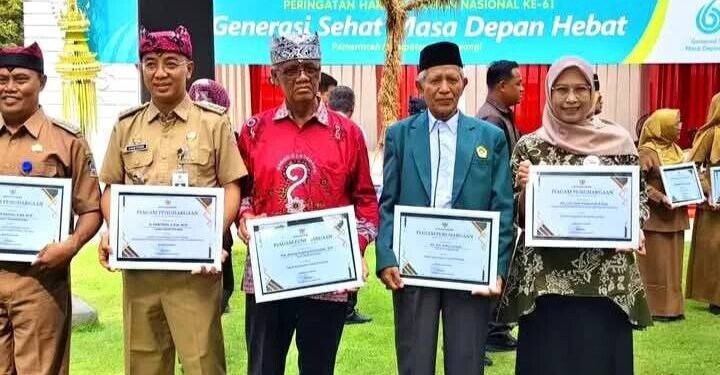 Ketua DPD LDII Kabupaten Banyuwangi, Astor Junaedi, menerima penghargaan bergengsi sebagai “Tokoh Masyarakat Peduli Kesehatan”. Foto: LINES.
