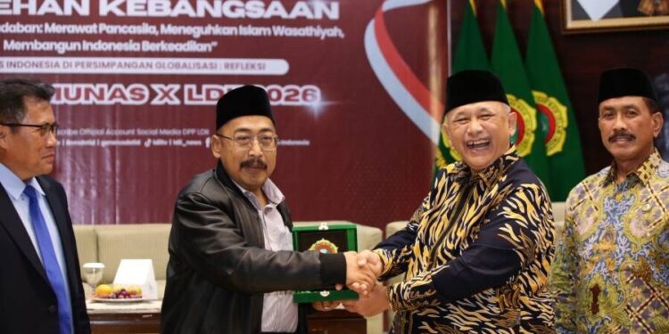 Ketua Tanfidziyah PBNU KH Fahrur Rozi dalam acara Sarasehan Kebangsaan sebagai pembicara berpose dengan Ketua Umum DPP LDII KH Chriswanto Santoso. Foto: LINES.