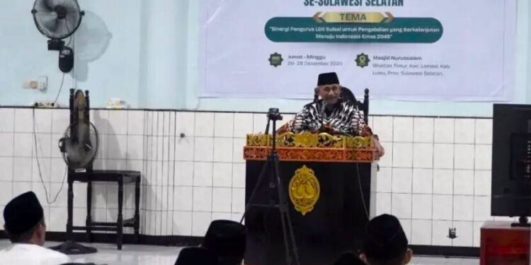 Ketua Umum DPP LDII KH Chriswanto Santoso memberikan pengarahan pada konsolidasi organisasi LDII Sulsel. Foto: LINES.