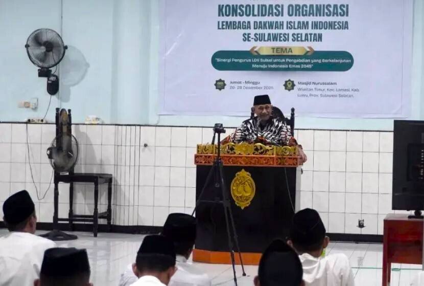 Ketua Umum DPP LDII KH Chriswanto Santoso memberikan pengarahan pada konsolidasi organisasi LDII Sulsel. Foto: LINES.