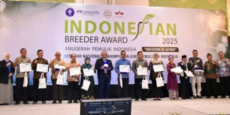 Ketua DPP LDII Bidang Pengabdian Masyarakat yang juga Peneliti Ahli Utama Badan Riset dan Inovasi Nasional Prof. Rubiyo meraih penghargaan Indonesian Breeder Award Kategori Social Impact. Foto: LINES.