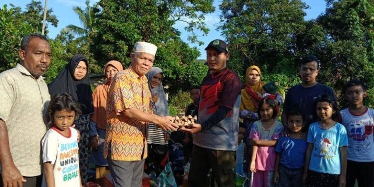 DPW LDII Aceh menyerahkan bantuan bagi korban banjir di Kabupaten Bireun. Foto: LINES.