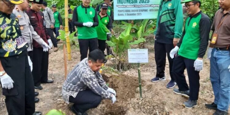 DPW LDII Riau bekerja sama dengan SMA Budi Luhur Boarding School menghelat penanaman pohon. Foto: LINES.