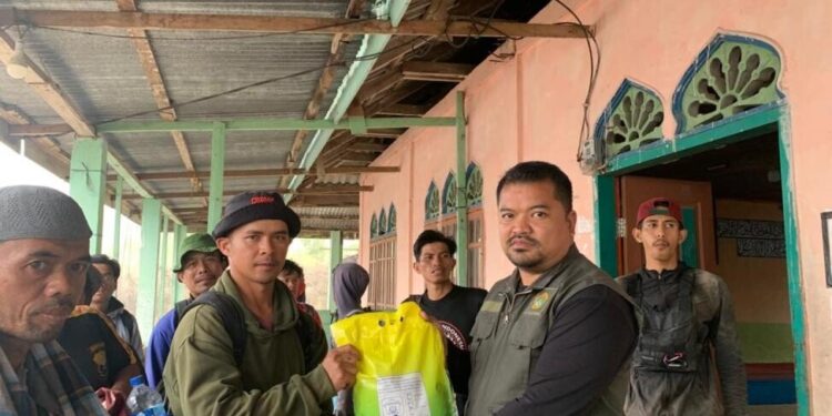 LDII Kota Lhokseumawe, bersama pengurus DPW LDII Aceh, turun ke lapangan, membantu warga. Foto: LINES.