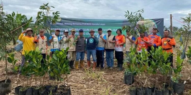 DPD LDII Kabupaten Malang dan Pokmas Gundul Joyo melakukan kegiatan Penghijauan dan Revitalisasi Bekas Lahan Tambang. Foto: LINES.